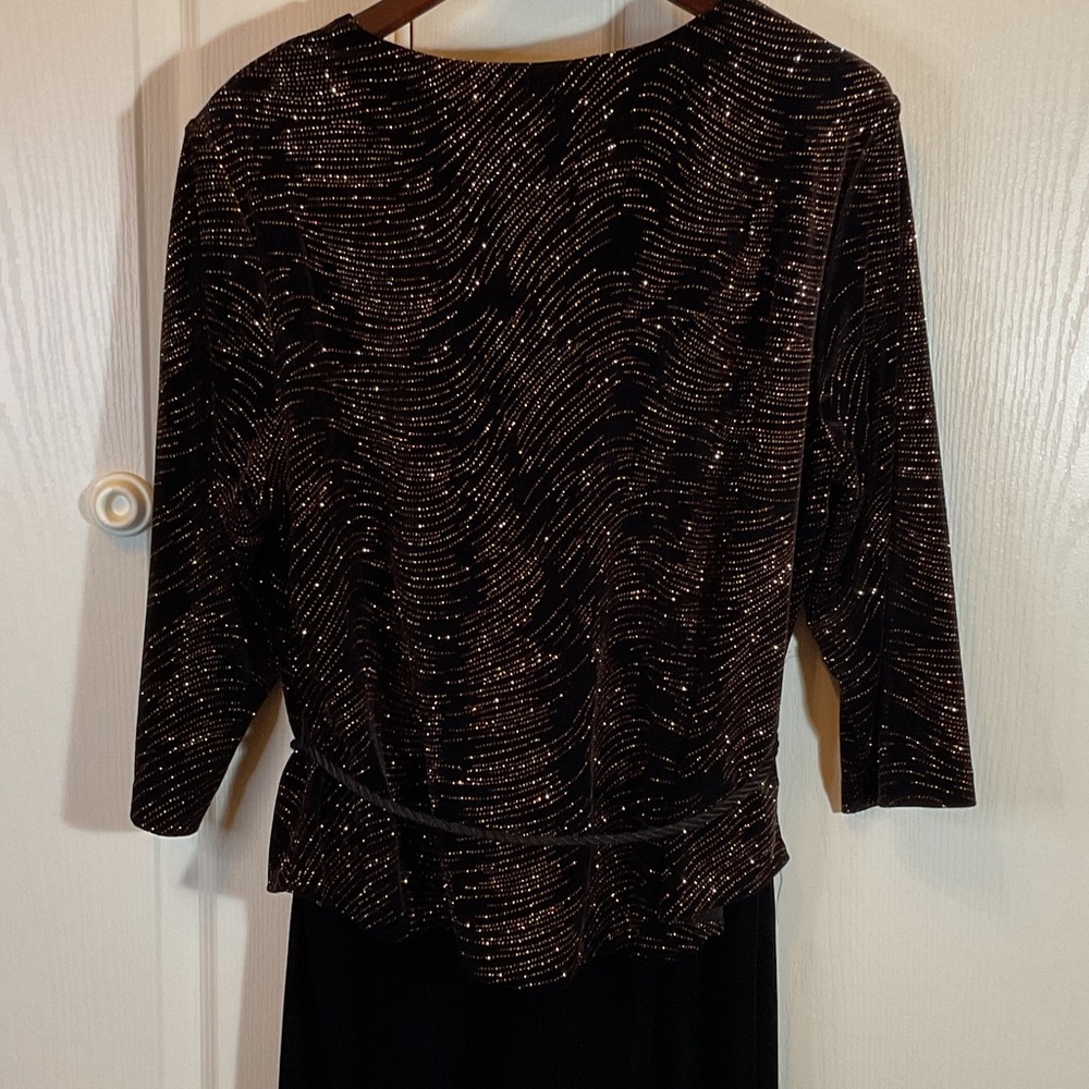 Connected Woman Elegant Black and Gold Long Sleeve Dress - Picture 6 of 6